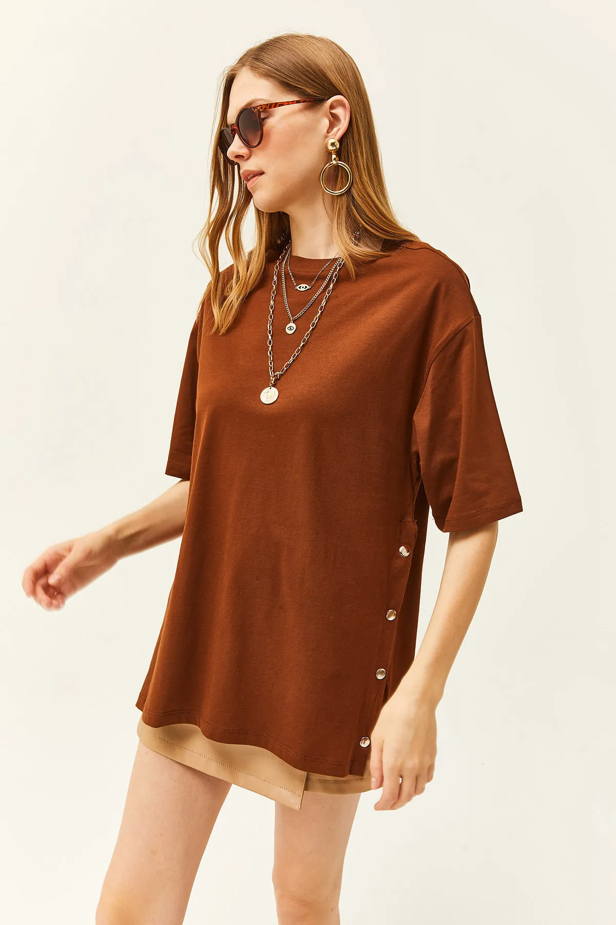 Olalook  Braunes, seitlich geknöpftes Damen-T-Shirt aus Baumwolle TSH-19000762