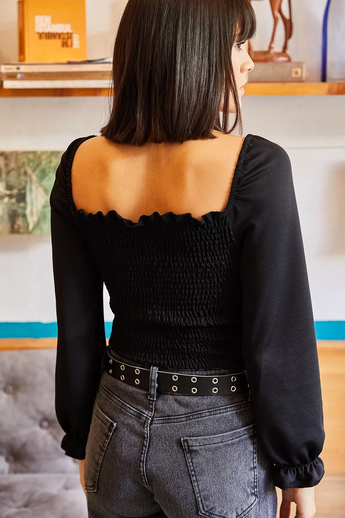 Olalook  Schwarze Damen-Strickbluse mit geraffter Vorderseite BLZ-19001183