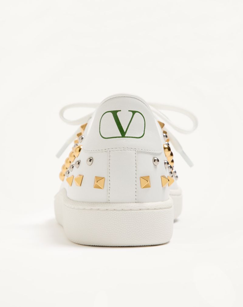 Royco sneaker van nappa kalfsleer met studs.