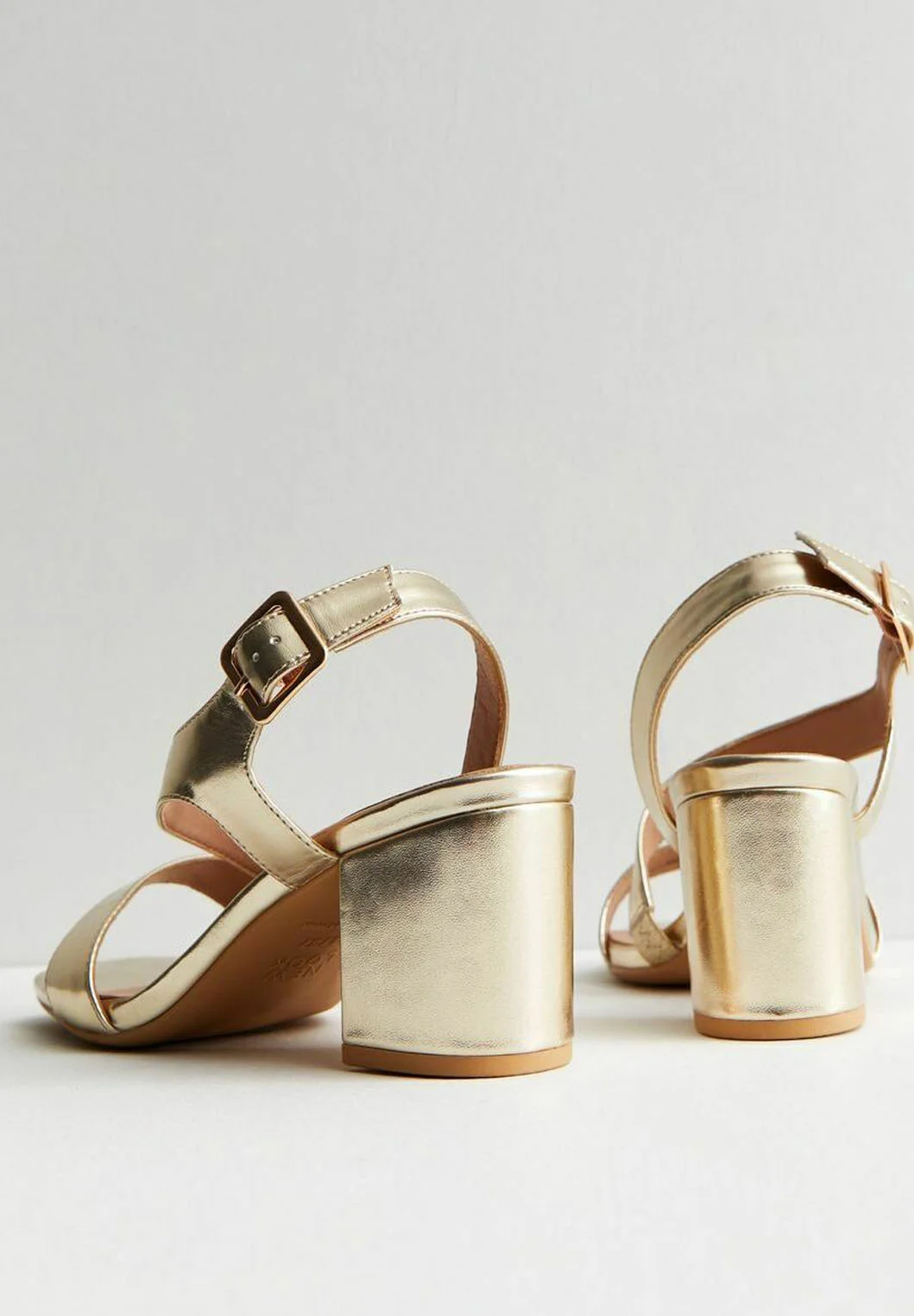 Sandalias New Look Wide Fit con tacón cuadrado asimétrico dorado y ajuste ancho