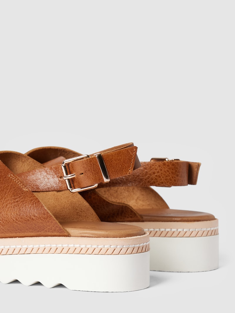 Sandalen mit Dornschließe in cognac