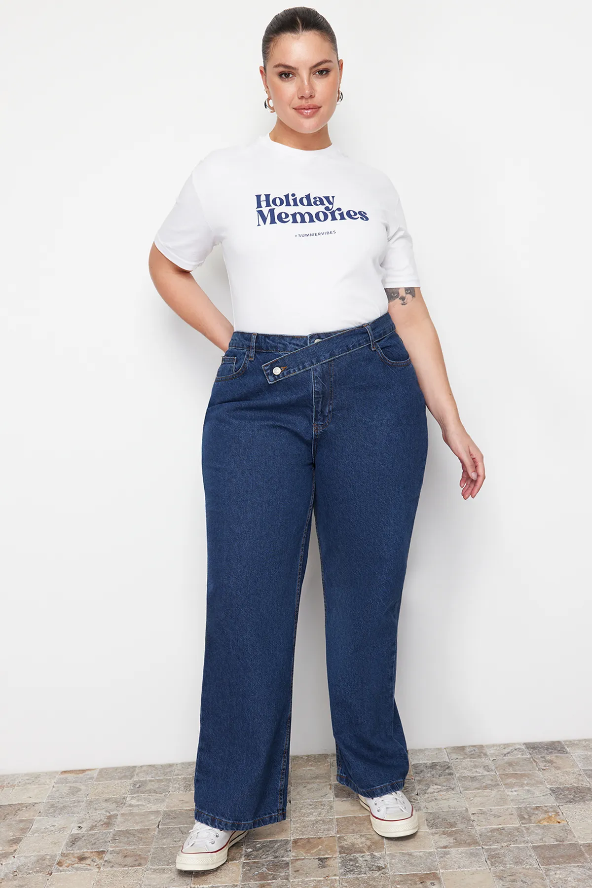 Trendyol Curve  Dunkelblaue Jeans mit geradem Schnitt und detaillierter Taille TBBAW24CJ00003