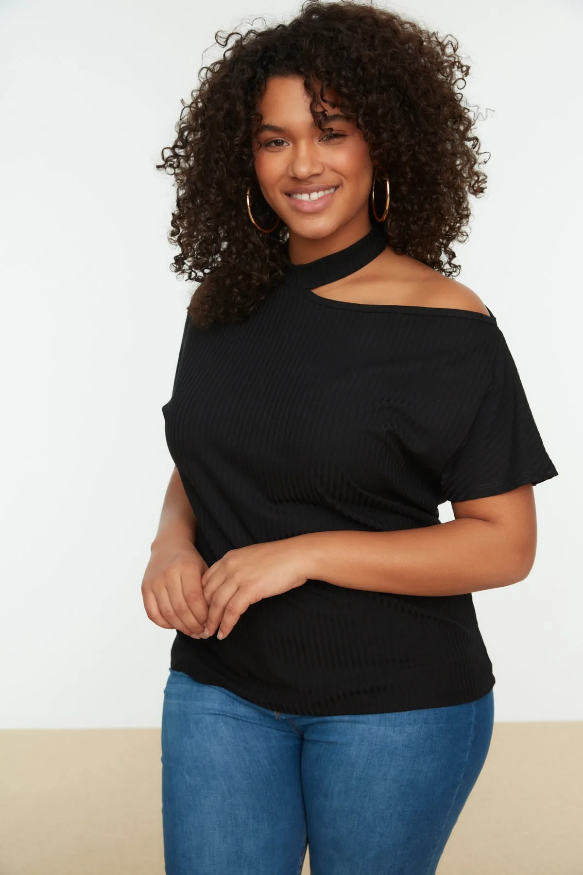 Trendyol Curve  Schwarze, detaillierte Strickbluse mit Ausschnitten TBSSS22AF0009