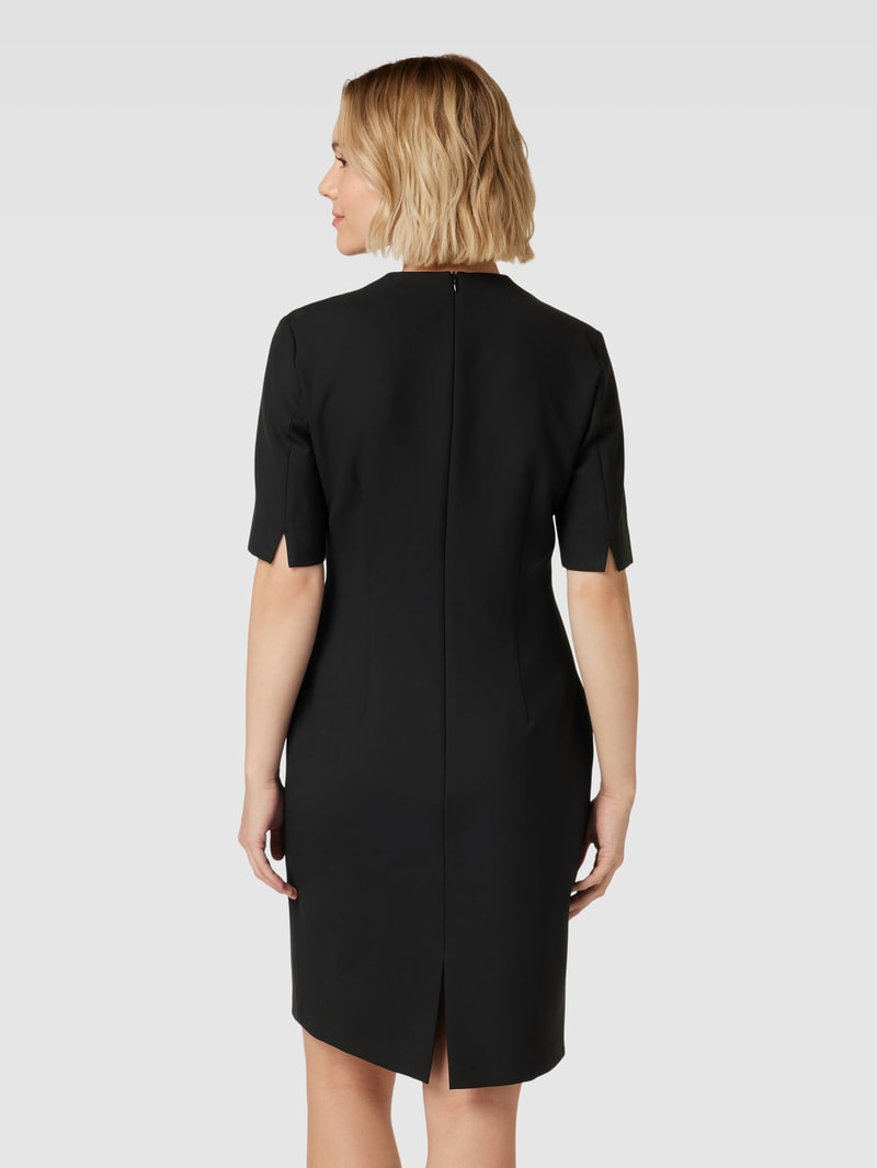 Knielanges Kleid mit V-Ausschnitt in schwarz