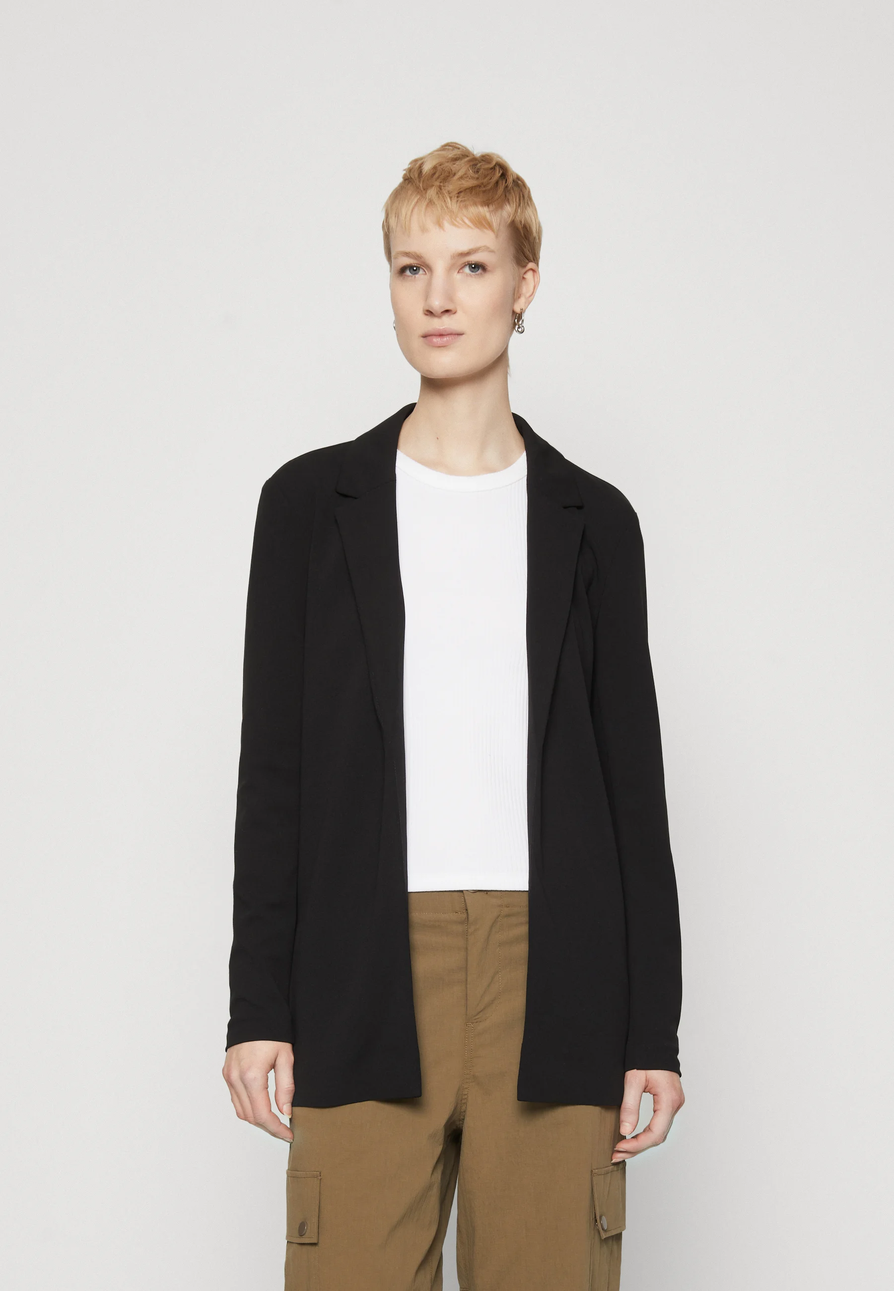 ONLY Tall ONLLACY EVI LOOSE BLAZER - Abrigo corto