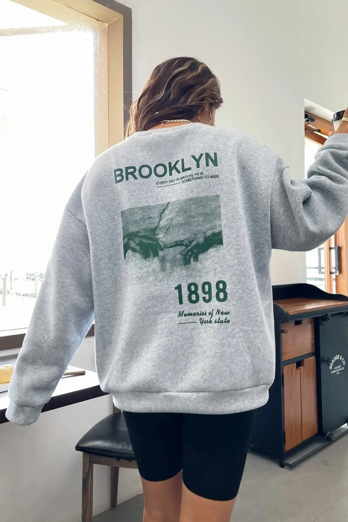 MODAGEN  Unisex Graues Brooklyn 1898 bedrucktes Oversize-Sweatshirt mit Rundhalsausschnitt
