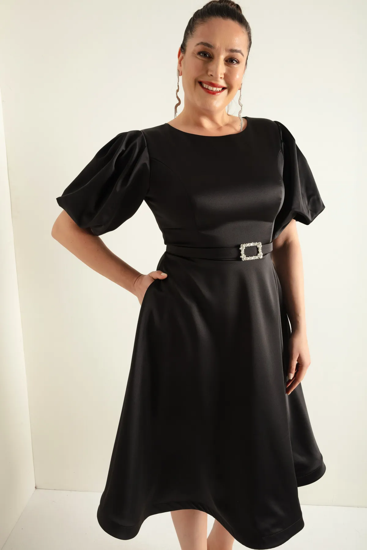 Lafaba  Schwarzes Satin-Abendkleid mit Ballonärmeln und Gürtel in Übergröße für Damen
