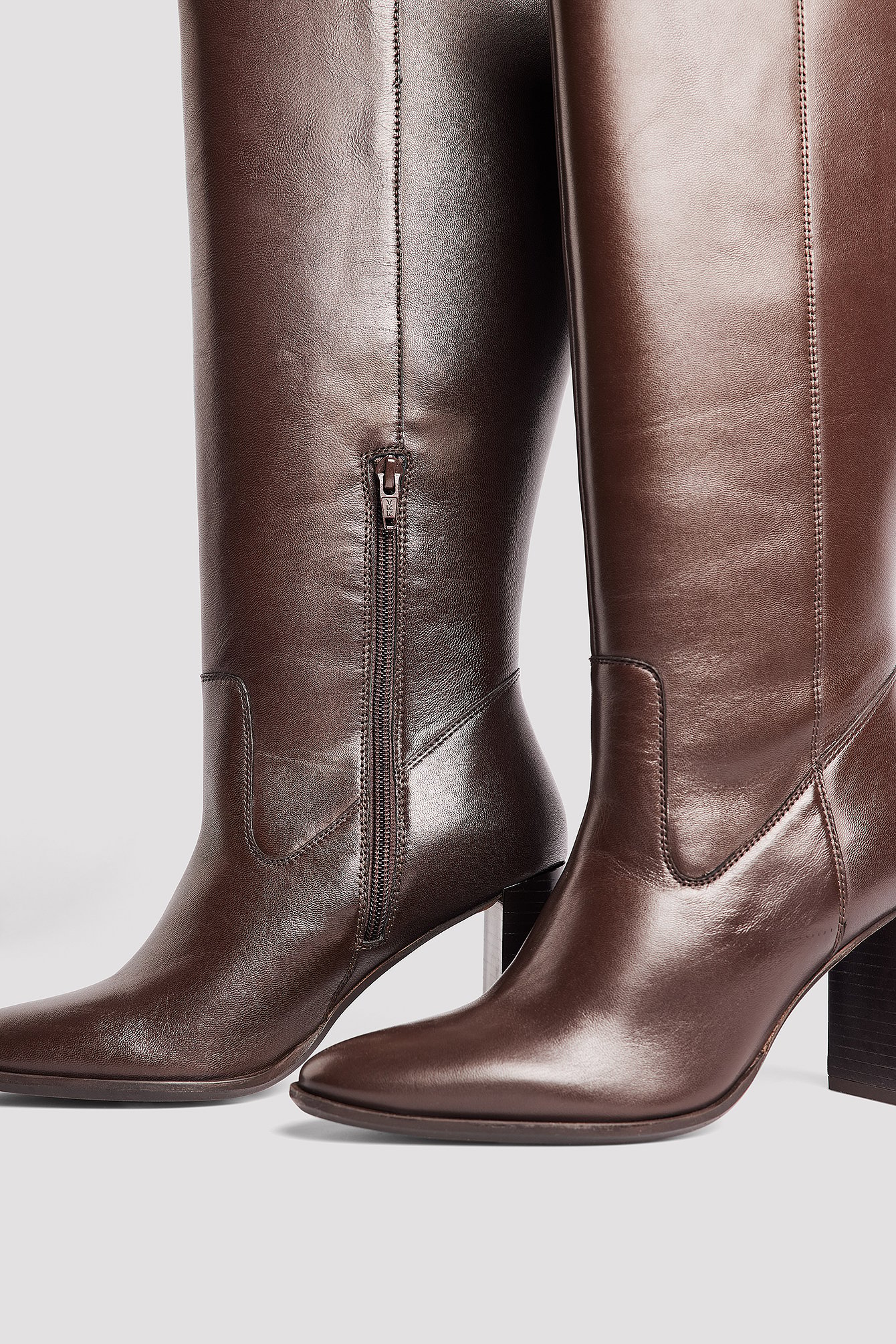Kniehohe Lederstiefel mit abgerundeter Spitze