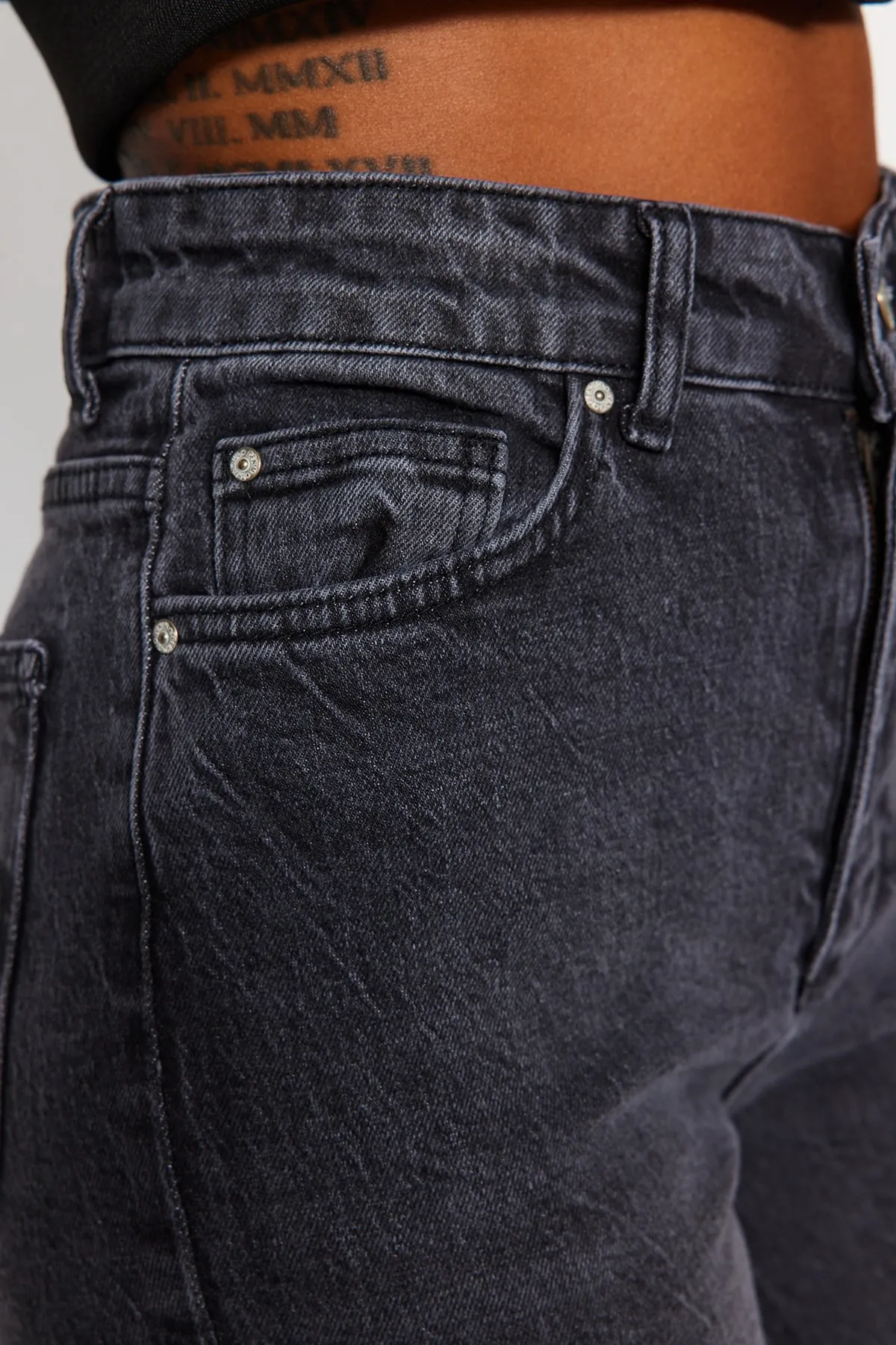 Trendyol Collection  Schwarze Jeans mit Schlitz und hoher Taille, gerader Schnitt, TWOSS22JE0430