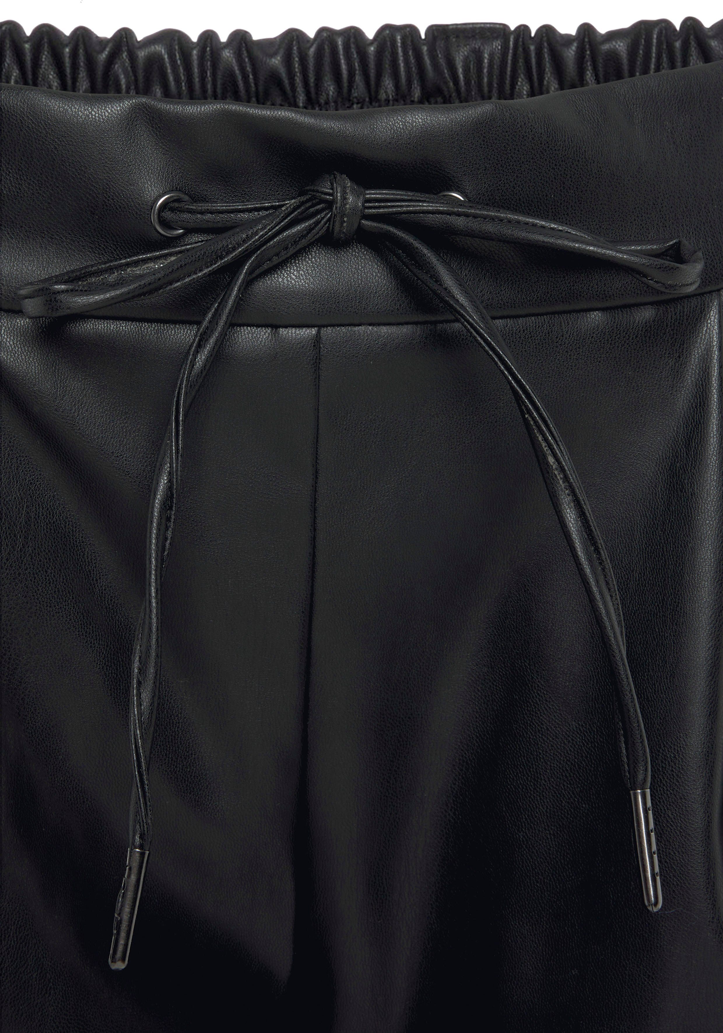 LASCANA Schlupfhose aus Lederimitat