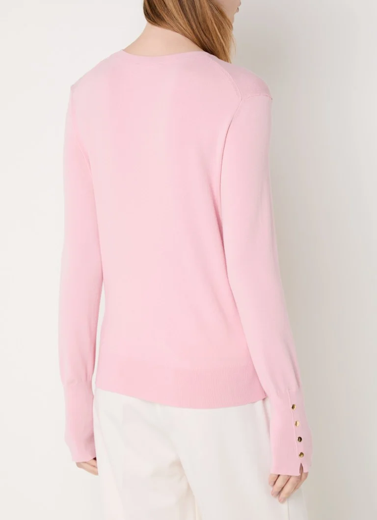 Tricou Benetton confecționat din material subțire și elastic.