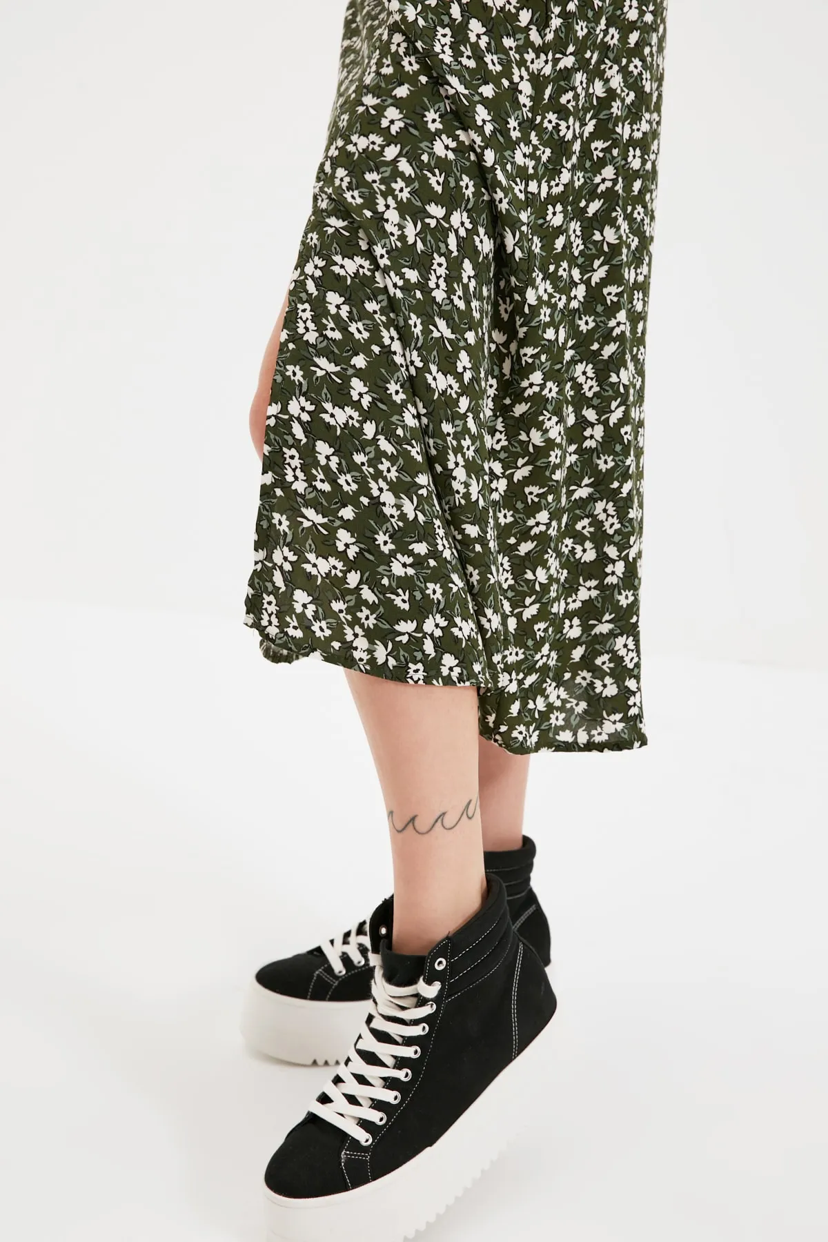 Trendyol Collection  Khakifarbener Midi-Webrock mit Schlitz und Blumenmuster aus Viskosestoff TWOSS20ET0230