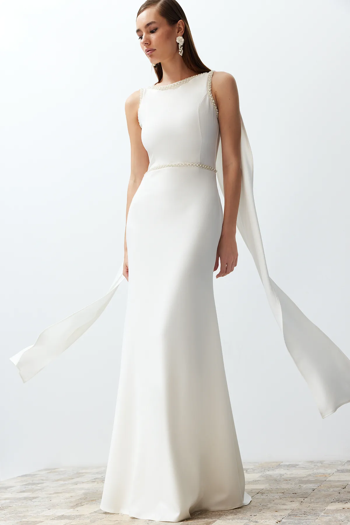 Trendyol Collection  Weißes Braut-Hochzeits-/Nikah-langes Abendkleid mit Perlendetails TPRSS24AE00043