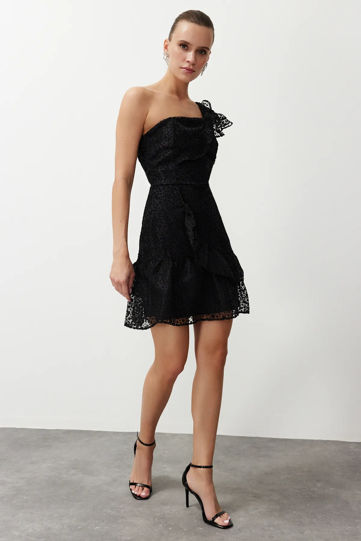 Trendyol Collection  Schwarzes, elegantes Abendkleid aus Spitze mit einem Ärmel und Gürtelöffnung TPRSS24EL00155