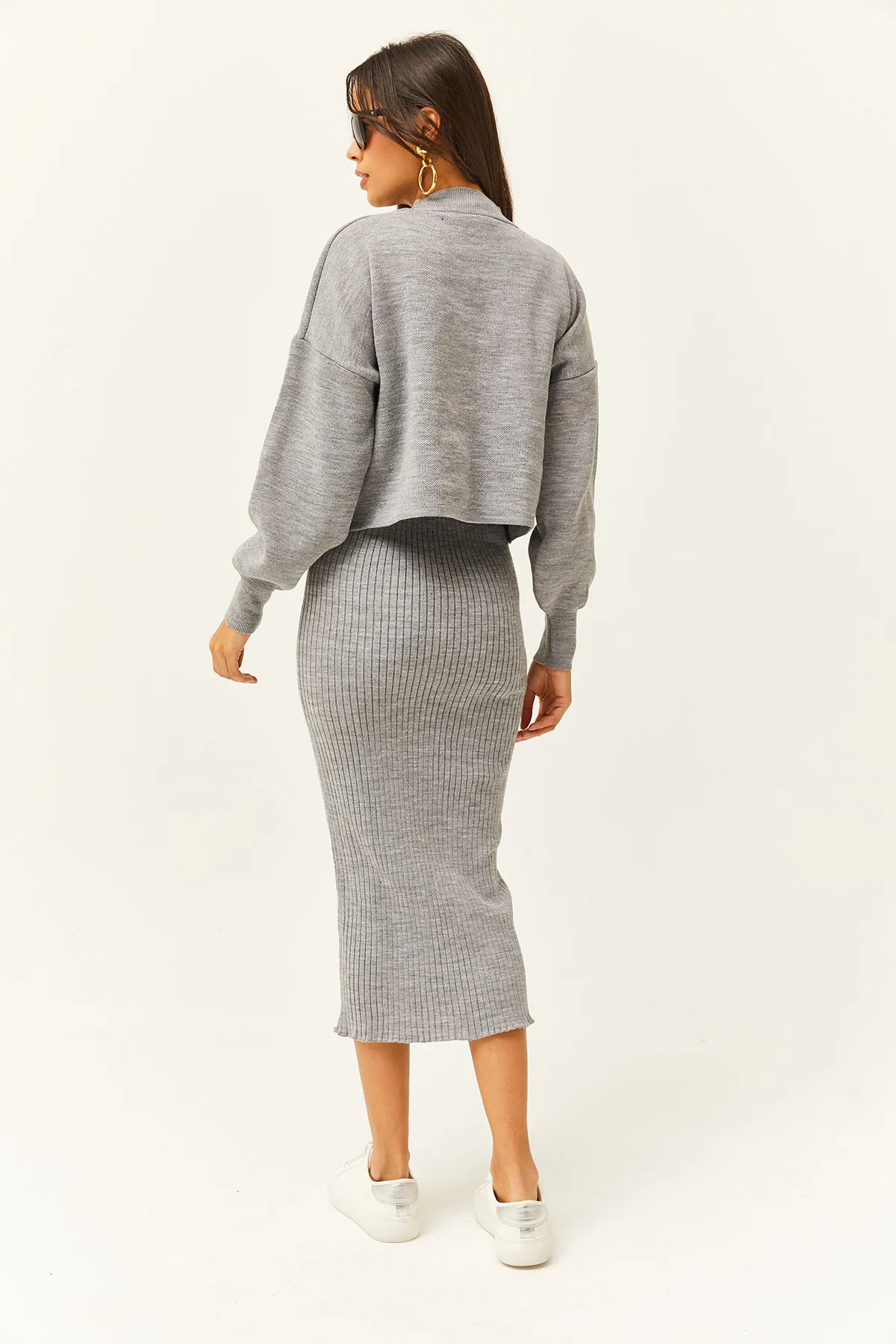 Olalook  Damen-Strickanzug mit grauem Oberteil, bauchfreiem Pullover, Trägerkleid unten, TKM-19000176