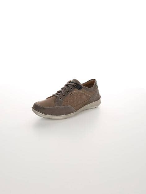 Schnürschuh mit seitlichen Perforationen