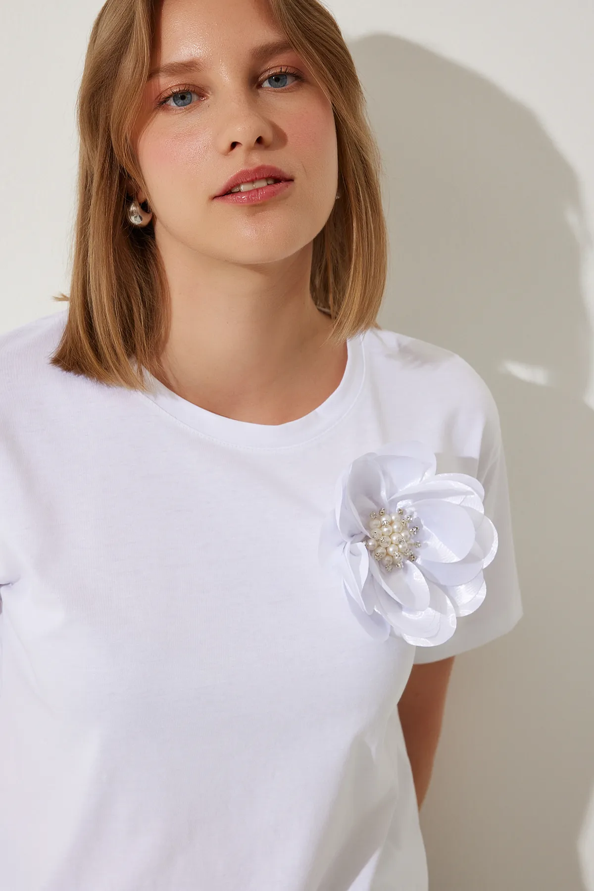 Happiness İstanbul  Weißes Strick-T-Shirt mit Perlenblumen-Detail für Damen NJ00146