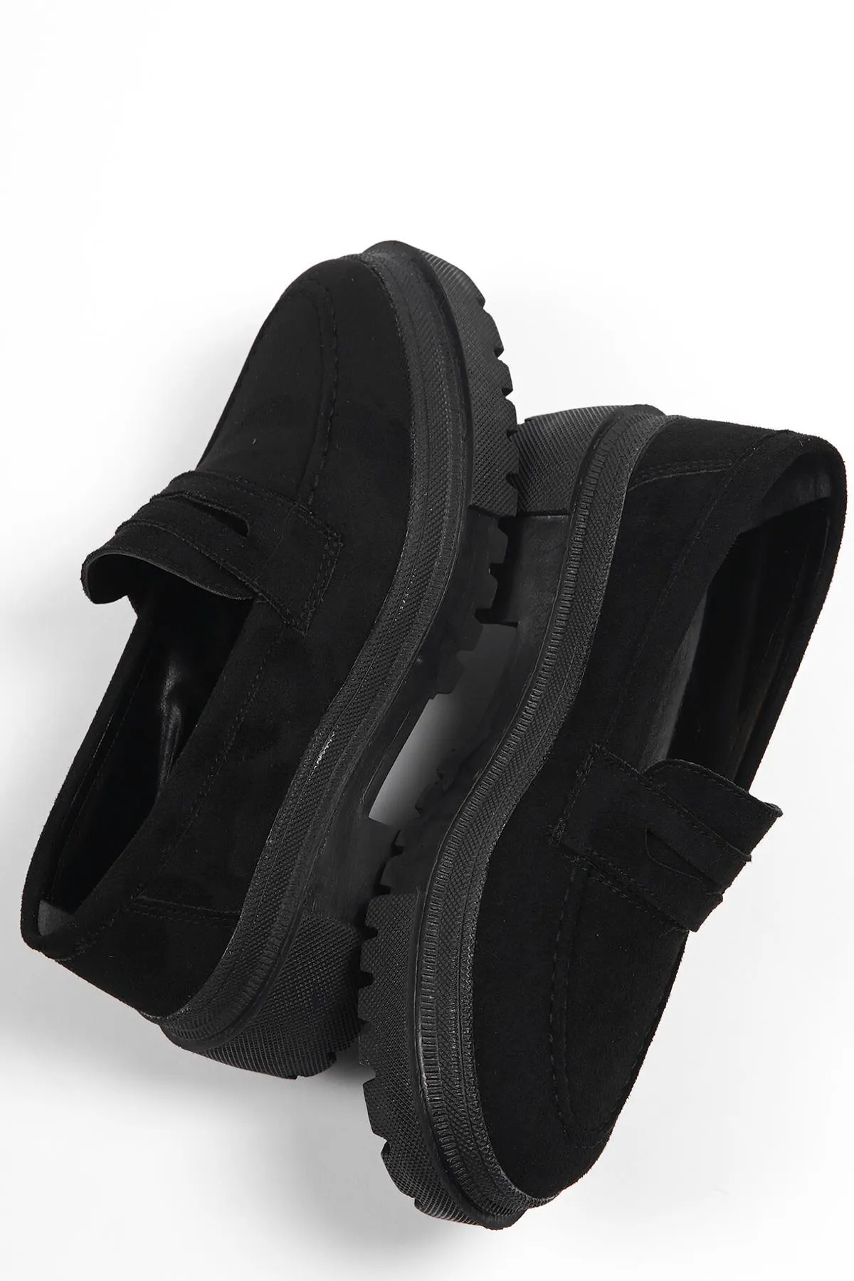 Capone Outfitters  Capone Damen-Loafer aus schwarzem Wildleder mit ovaler Zehenpartie und Trac-Sohle