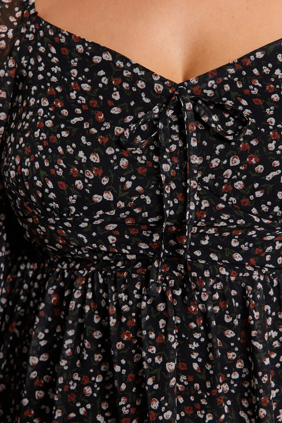 Trendyol Curve  Schwarzes Chiffonkleid mit Blumenmuster TBBAW24AH00027