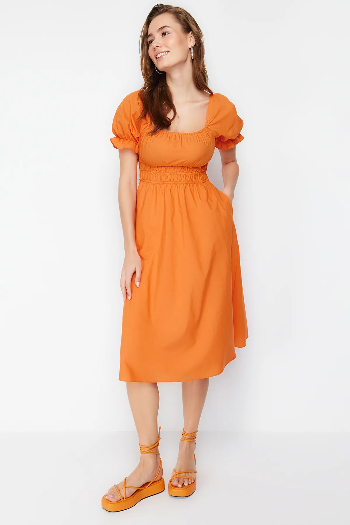 Trendyol Collection  Orangefarbenes Midi-Webkleid mit Ballonärmeln und Taillenöffnung TWOSS22EL1768