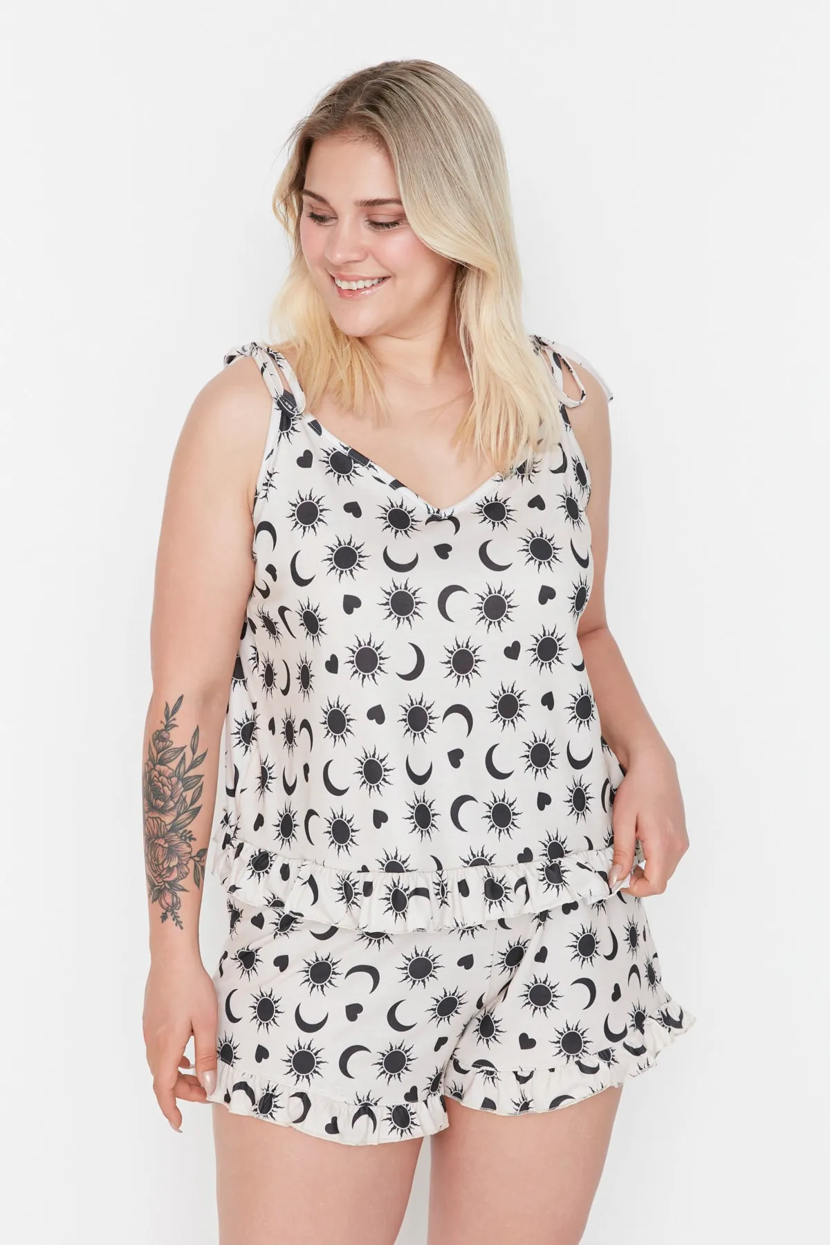 Trendyol Curve  Beiges gemustertes Strick-Pyjama-Set mit Trägern TBBSS22AI00000