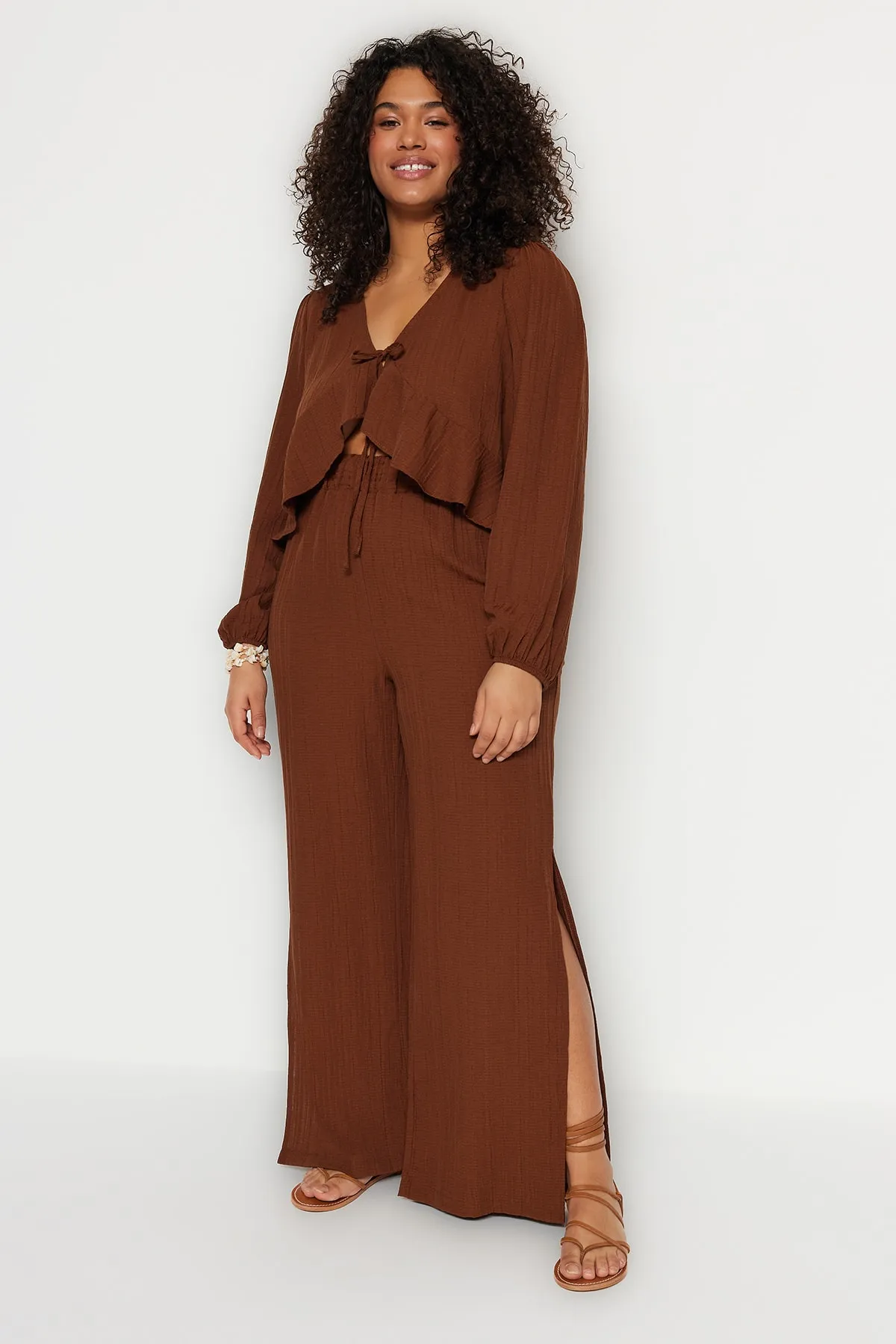 Trendyol Curve  Braune gewebte Strandhose mit Schlitzdetail TBBSS23AR00012