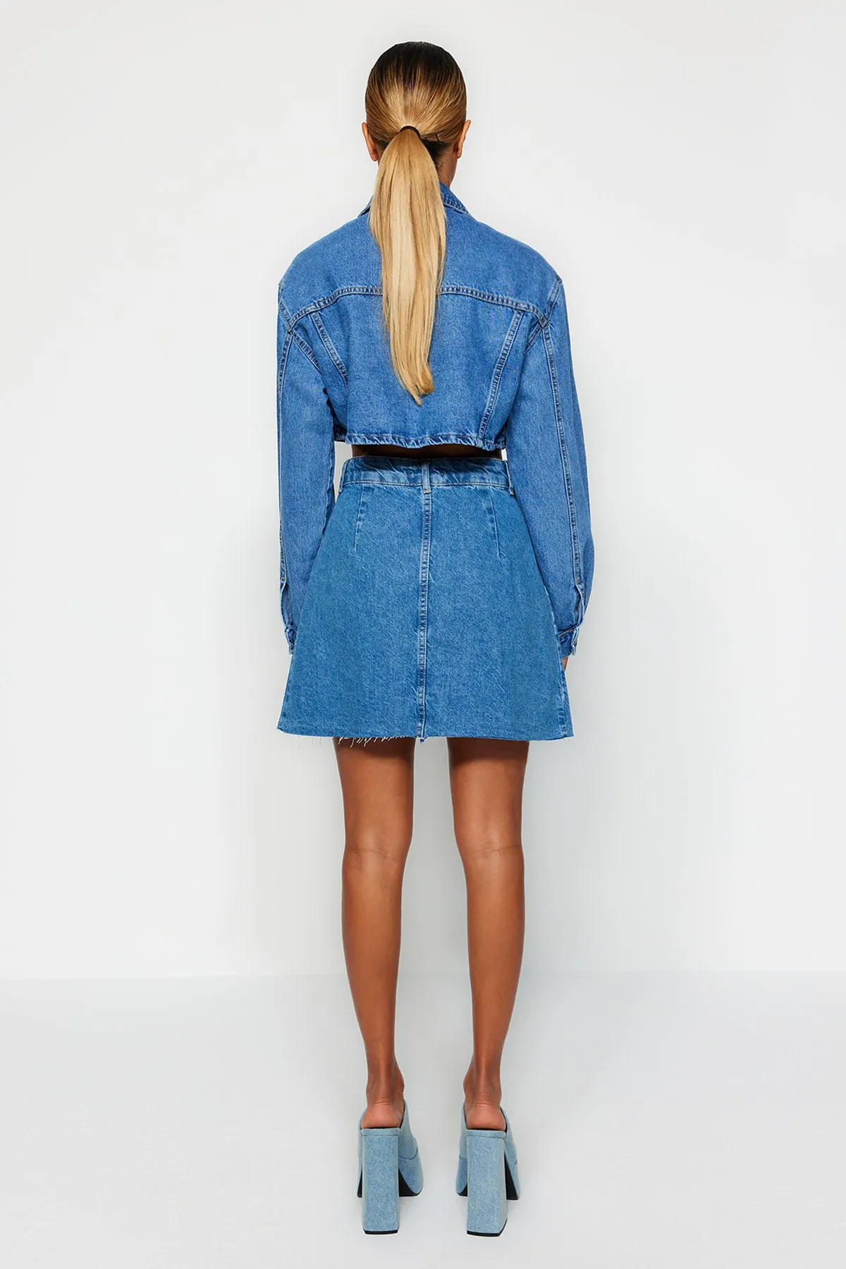 Trendyol Collection  Dunkelblauer plissierter Mini-Jeansrock mit Knopfleiste vorne TWOSS23ET00111