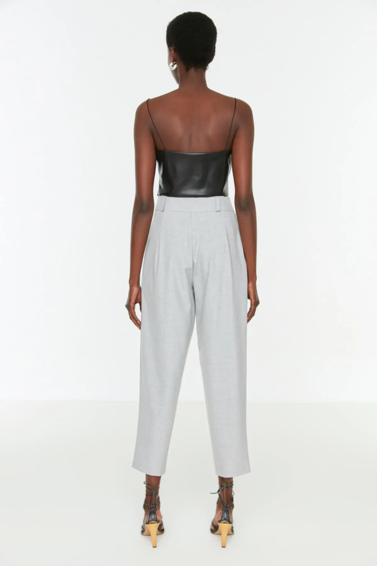 Trendyol Collection  Graue Karottenhose aus Polyviscon-Gewebe mit hoher Taille TWOSS22PL0280