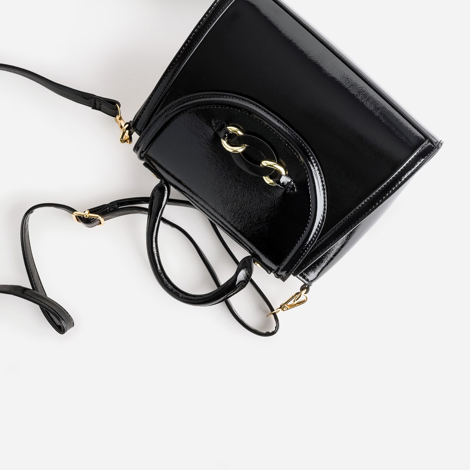 Sac à main noir avec anneaux
