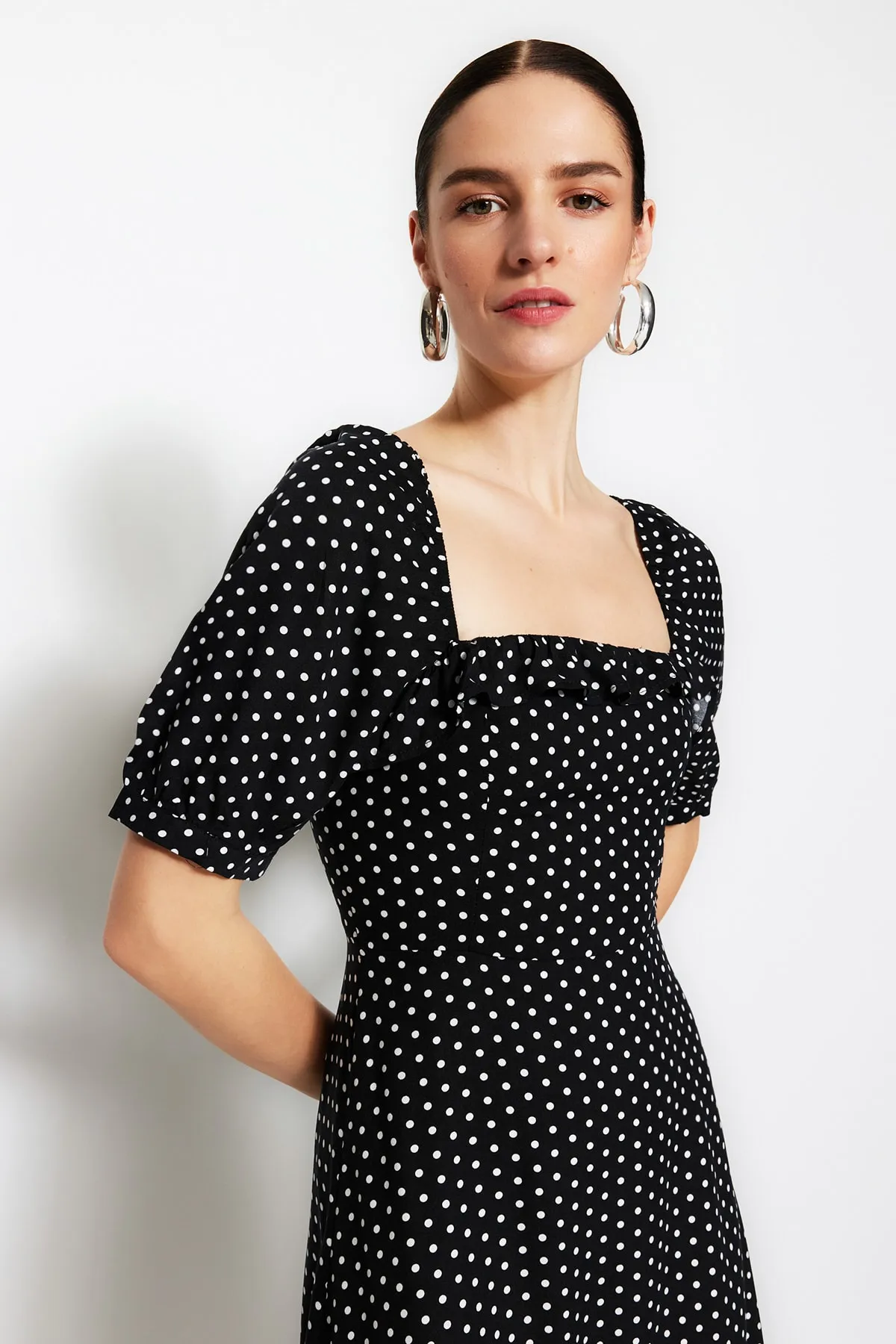 Trendyol Collection  Schwarzes A-Linien-Midikleid mit gewebten Rüschen und Punkten TWOSS21EL0511