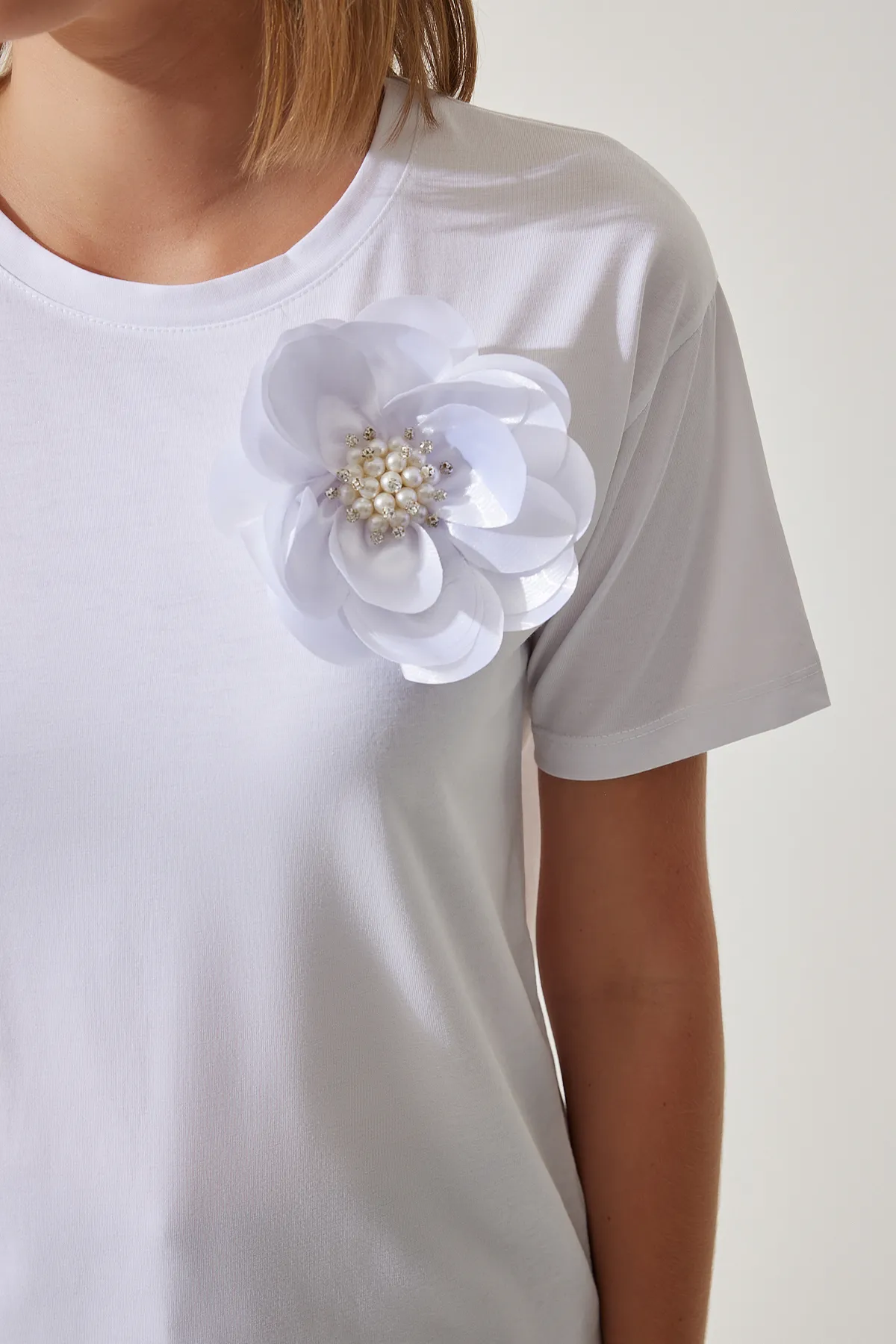 Happiness İstanbul  Weißes Strick-T-Shirt mit Perlenblumen-Detail für Damen NJ00146