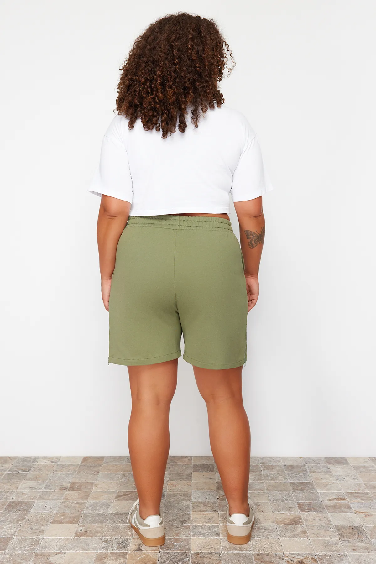 Trendyol Curve  Khakifarbene gestrickte Shorts mit Reißverschluss und Bermudas TBSSS24AP00029