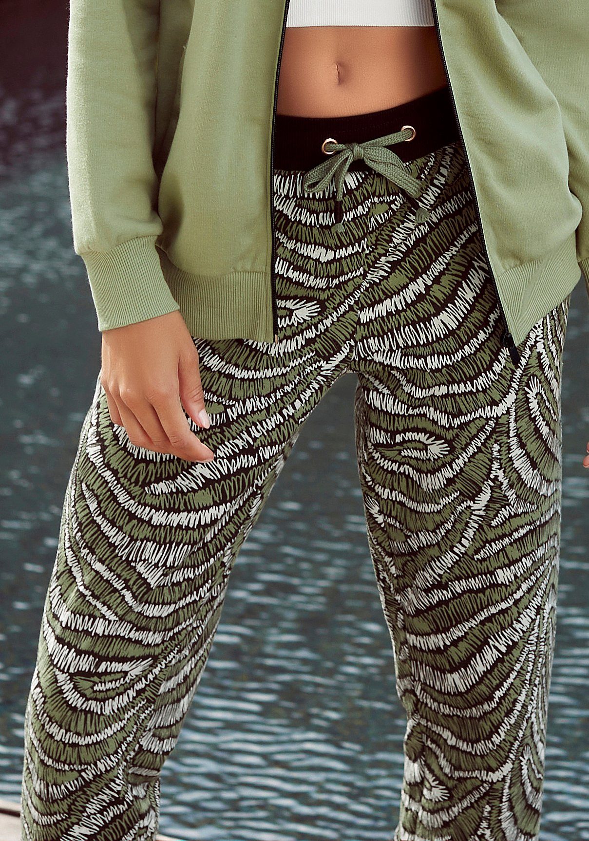LASCANA Sweathose mit seitlichen Eingrifftaschen, Loungeanzug
