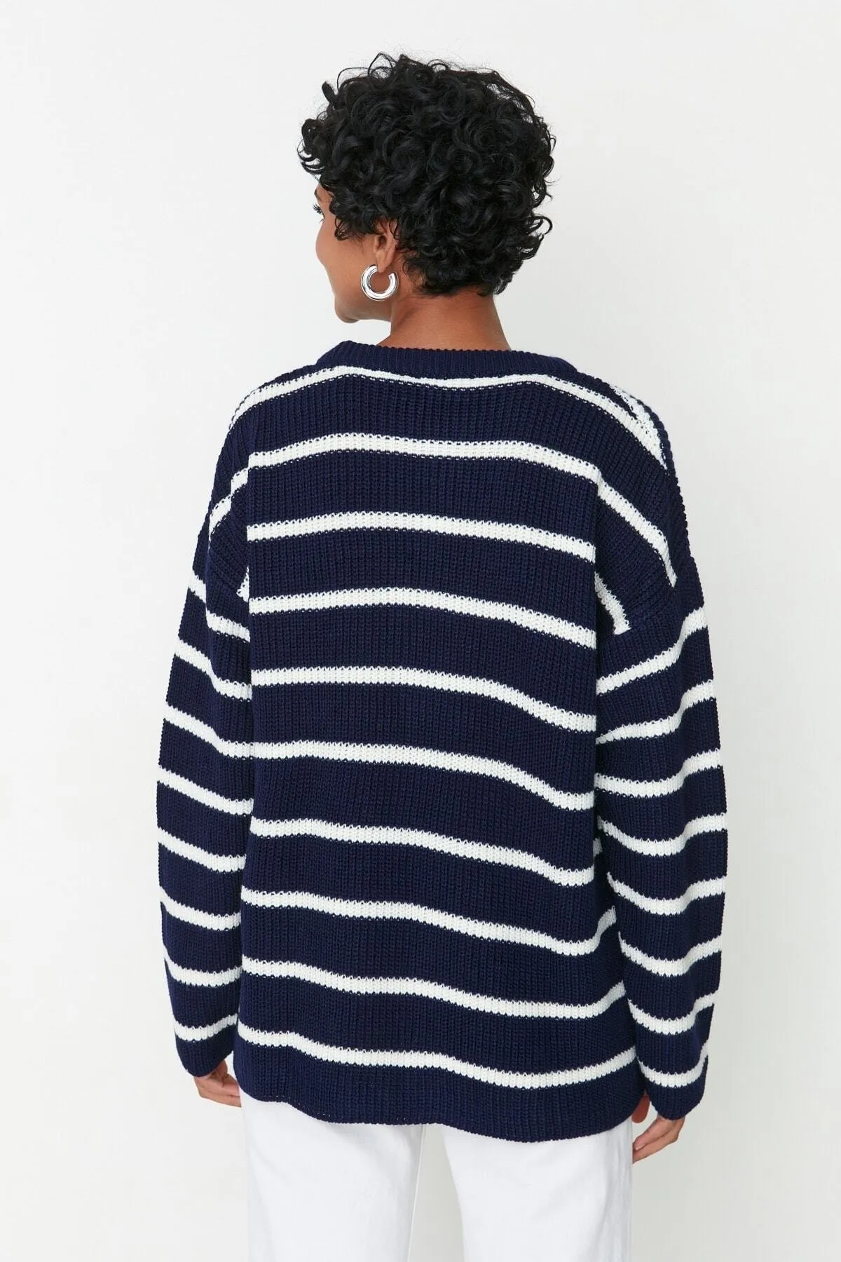 Trendyol Collection  Marineblauer Strickpullover mit weiter Passform TWOAW23KZ00720