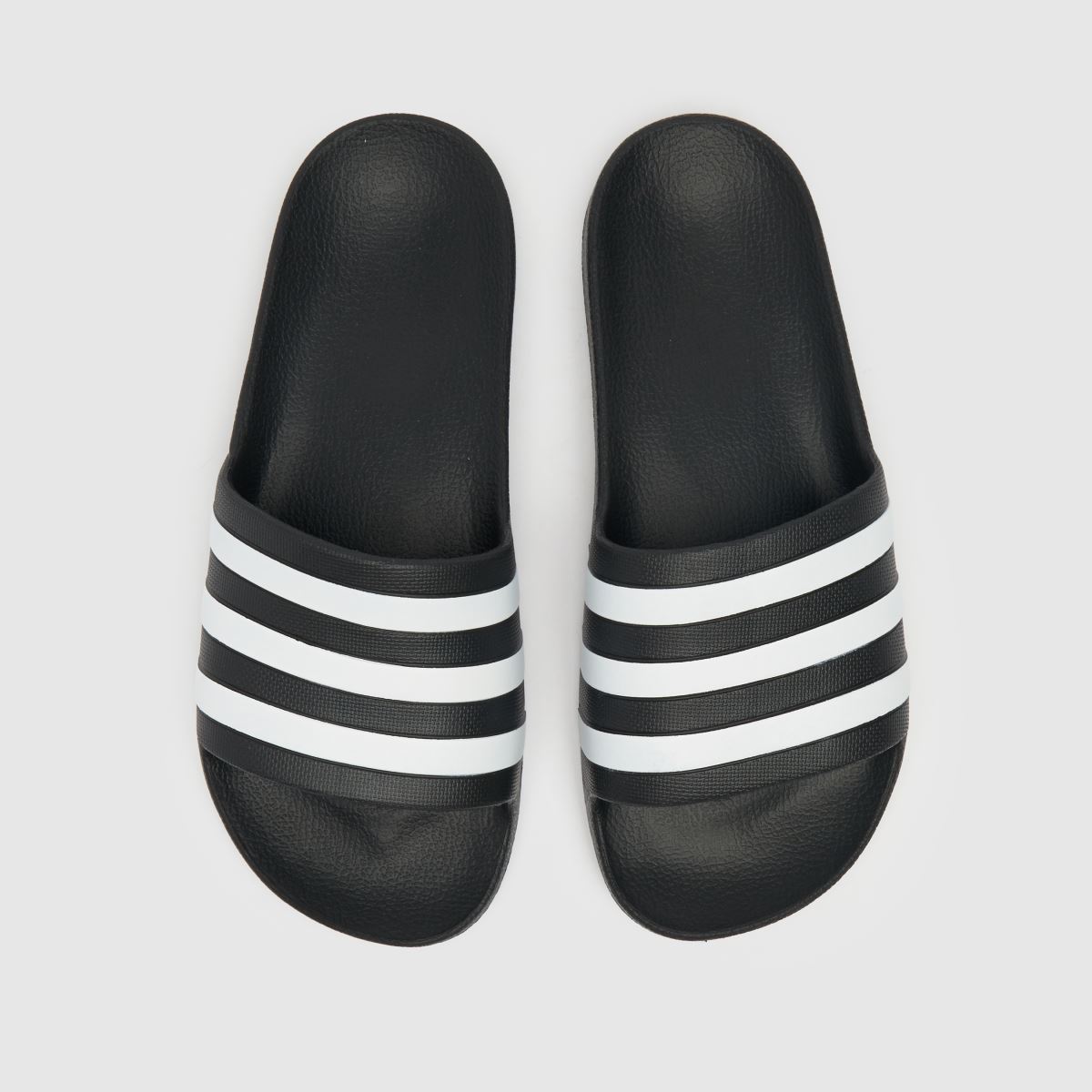 adidas adilette aqua szandál fekete-fehérben