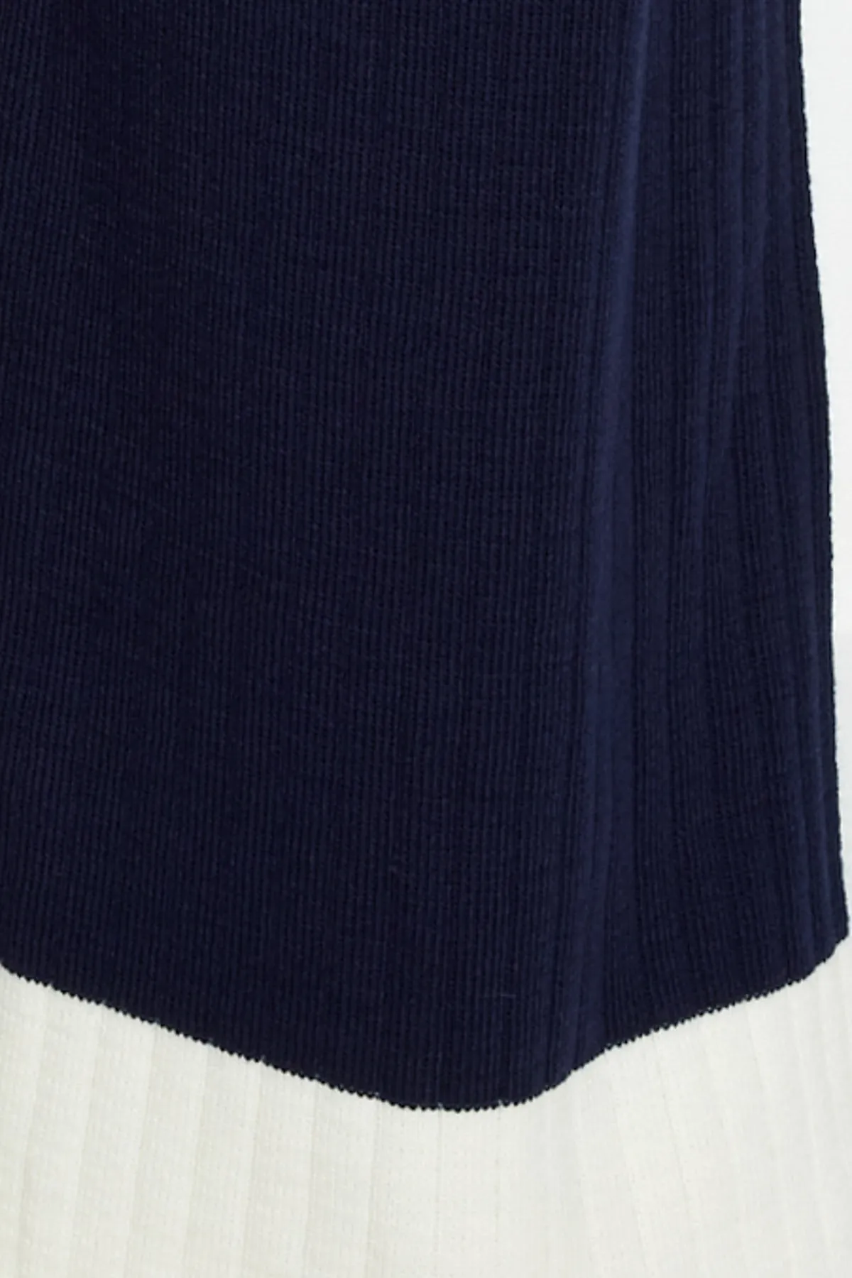 Trendyol Modest  Marineblaues Strickset mit Stehkragen und Farbblock-Muster, gerippter Pullover und Hose TCTAW22US0080