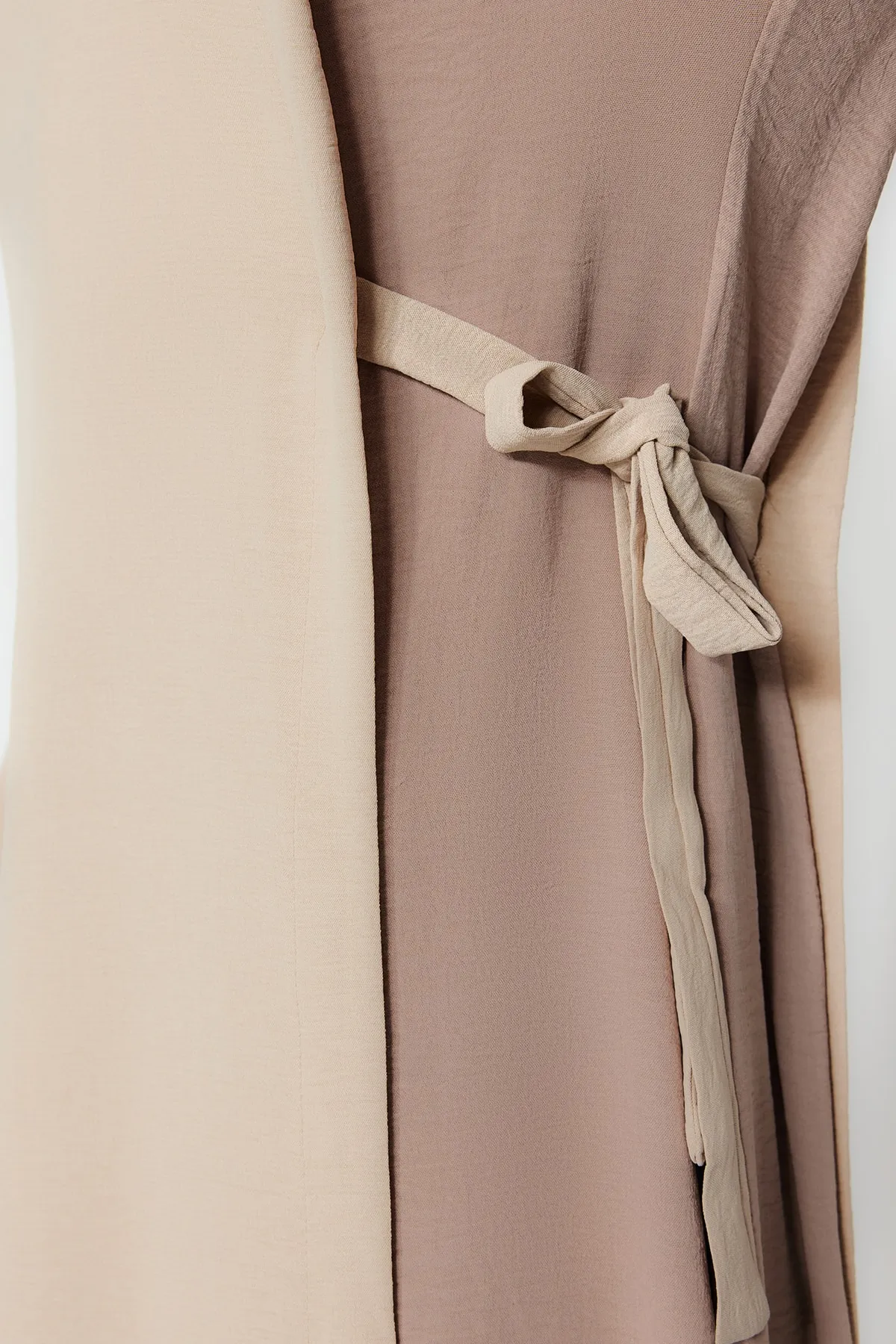 Trendyol Modest  Braunes Aerobin-Gewebtes Kleid mit Blockfarben und Taillenschnürung TCTSS23EB00106