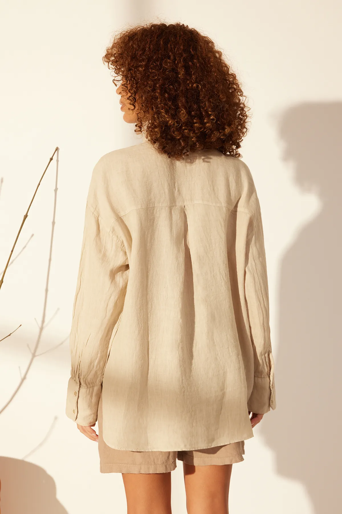 Trendyol Collection  Beigefarbenes Oversize-Hemd aus 100 % Leinen TWOSS23GO00443