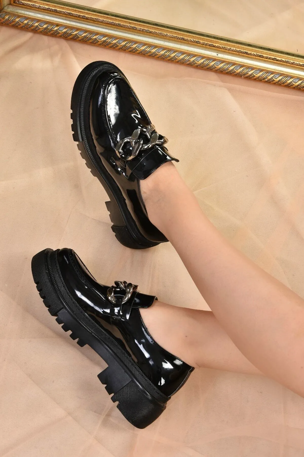 Fox Shoes  Damen-Freizeitschuhe aus schwarzem Lackleder mit dicker Sohle