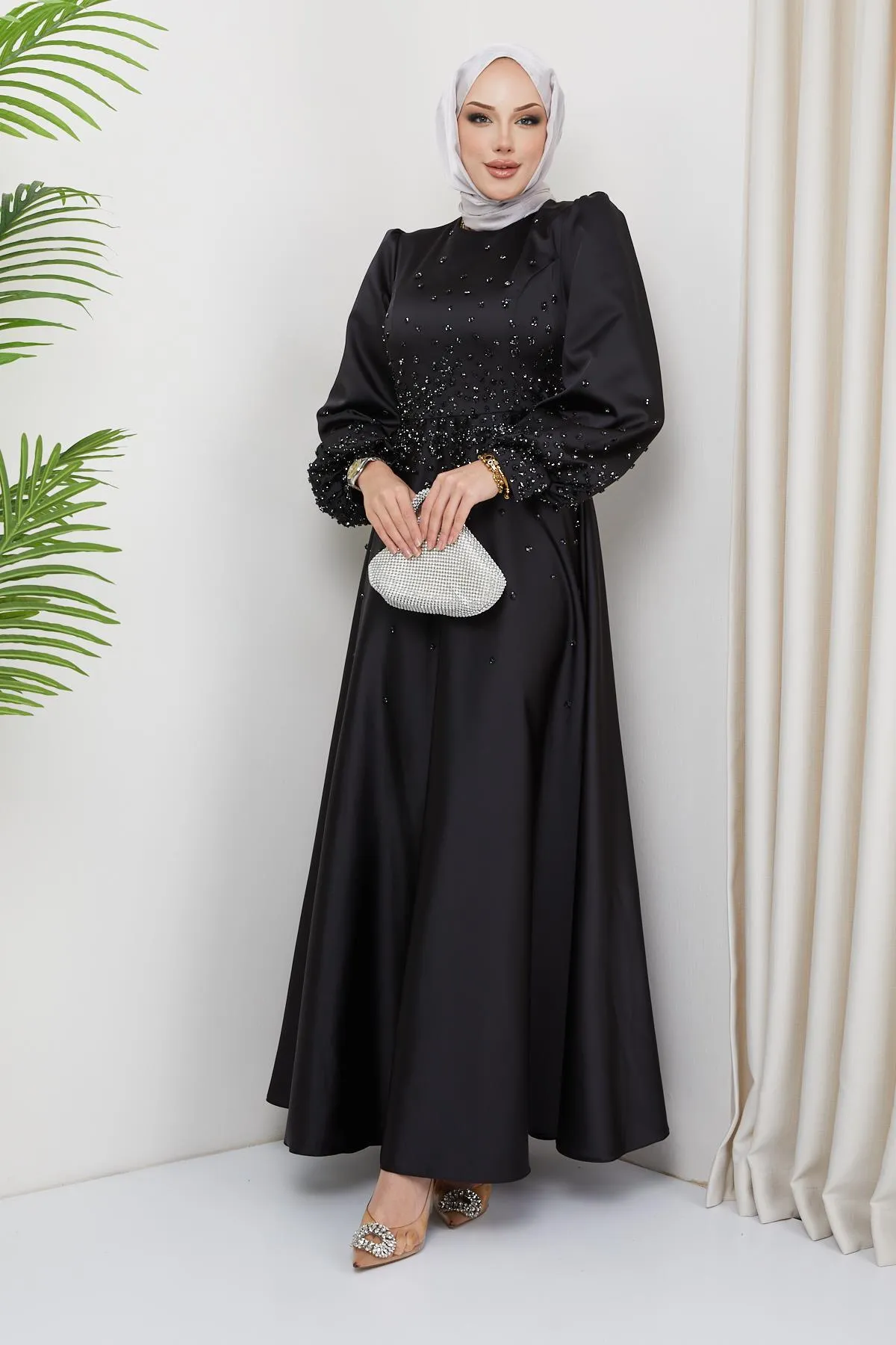 Olcay  Satin-Abendkleid mit verteilten Steindetails vorne und an den Ärmeln SCHWARZ 1658
