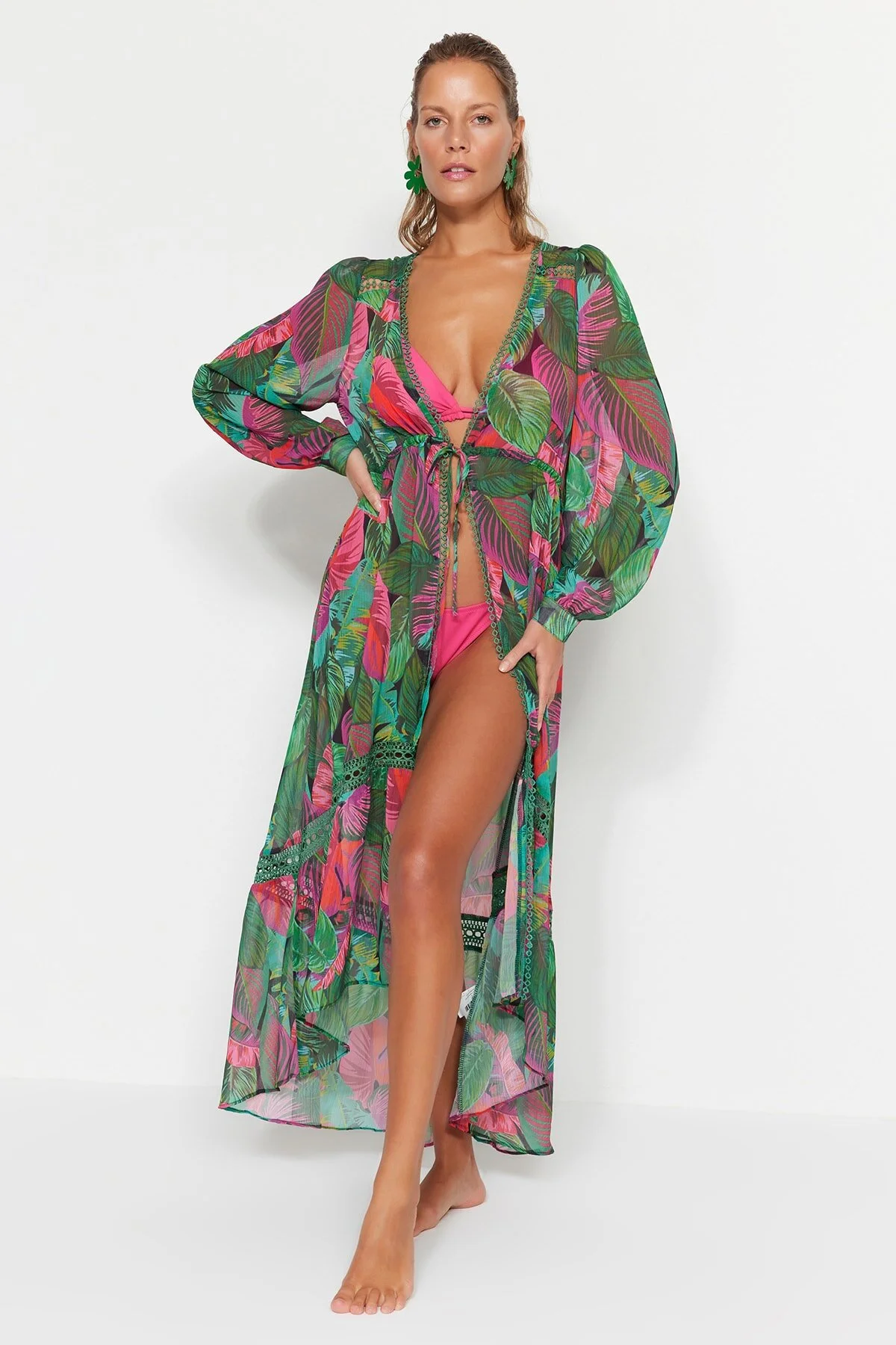 Trendyol Collection  Tropisch gemusterter Maxi-Kimono und Kaftan aus gestricktem Chiffon mit Streifen-Accessoires TBESS23KM00002