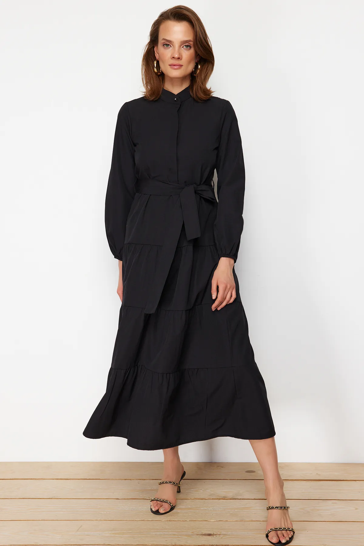 Trendyol Modest  Schwarzes gewebtes Kleid mit Gürtel, Chief-Kragen und Knopfdetail TCTSS21EL3343