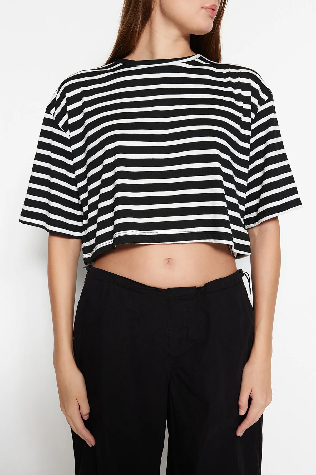 Trendyol Collection  Schwarz gestreiftes, entspanntes/weites, entspannt geschnittenes, kurzes Strick-T-Shirt mit Rundhalsausschnitt TWOSS23TS00136