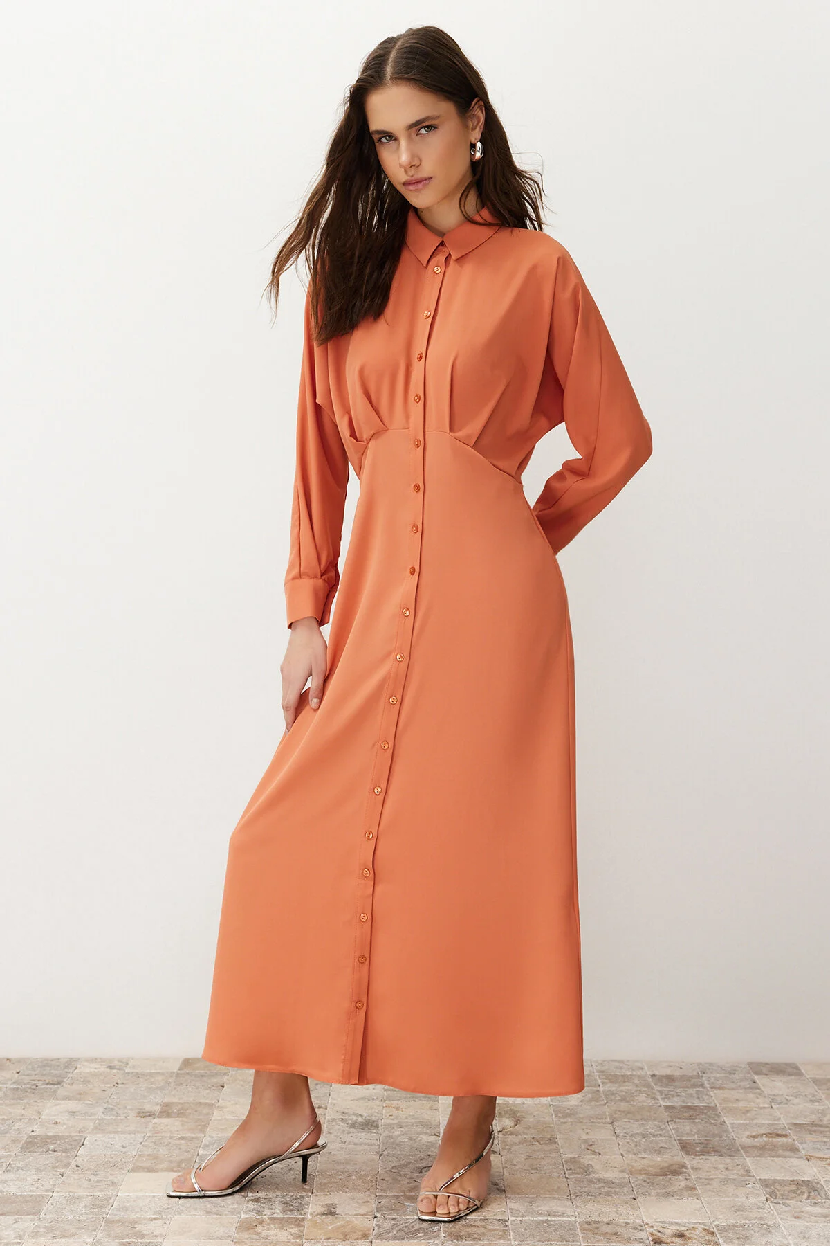 Trendyol Modest  Gewebtes Hemdblusenkleid mit Fliesendetail TCTSS24EB00011