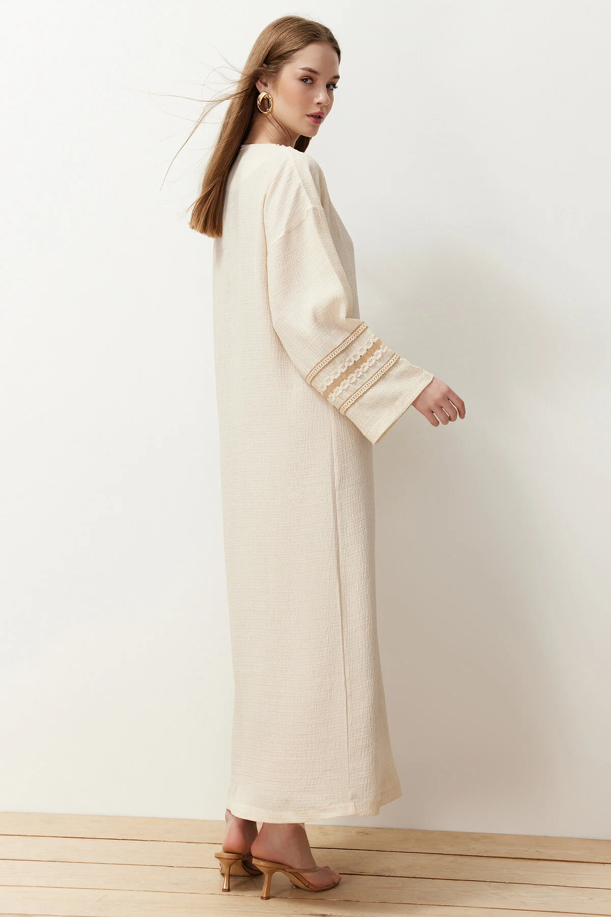 Trendyol Modest  Langer gewebter Kimono & Kaftan & Abaya mit Steinstickerei-Details TCTSS24KF00006