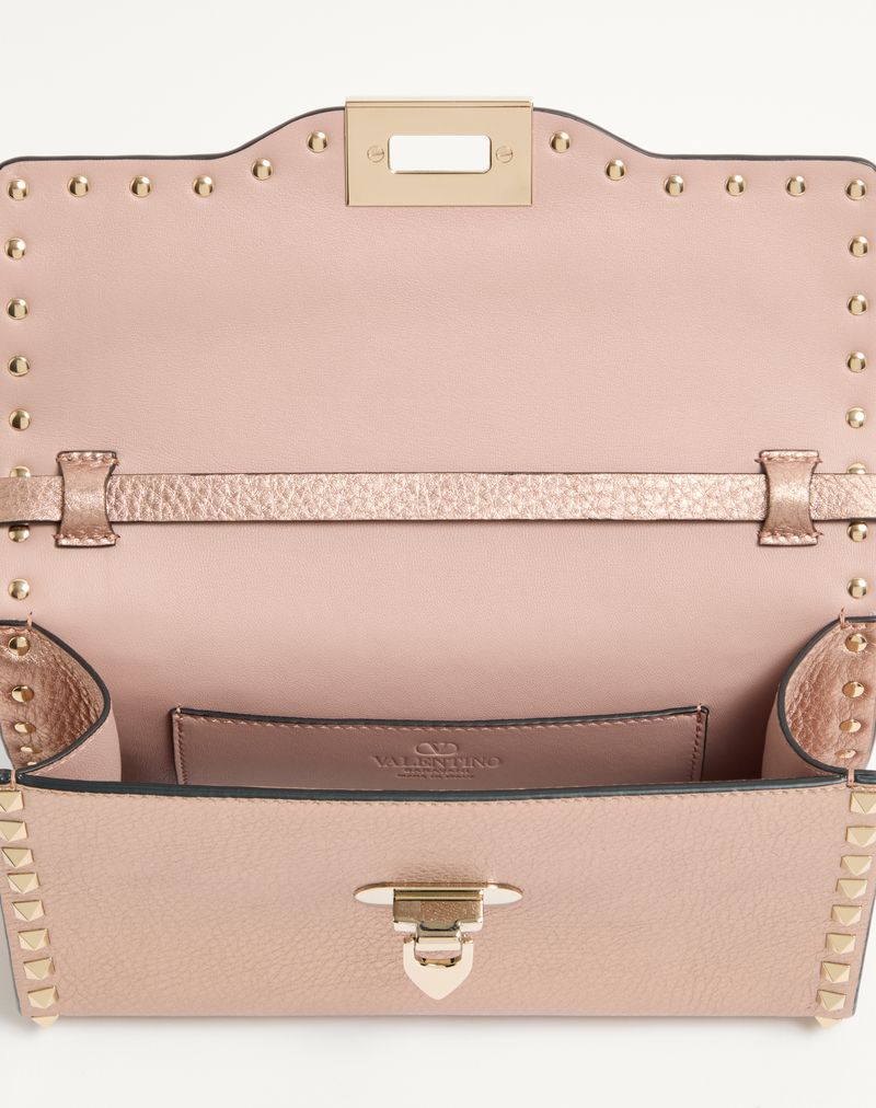 Valentino Garavani Rockstud Lille Skuldertaske i Lamineret Granato Kalveskind