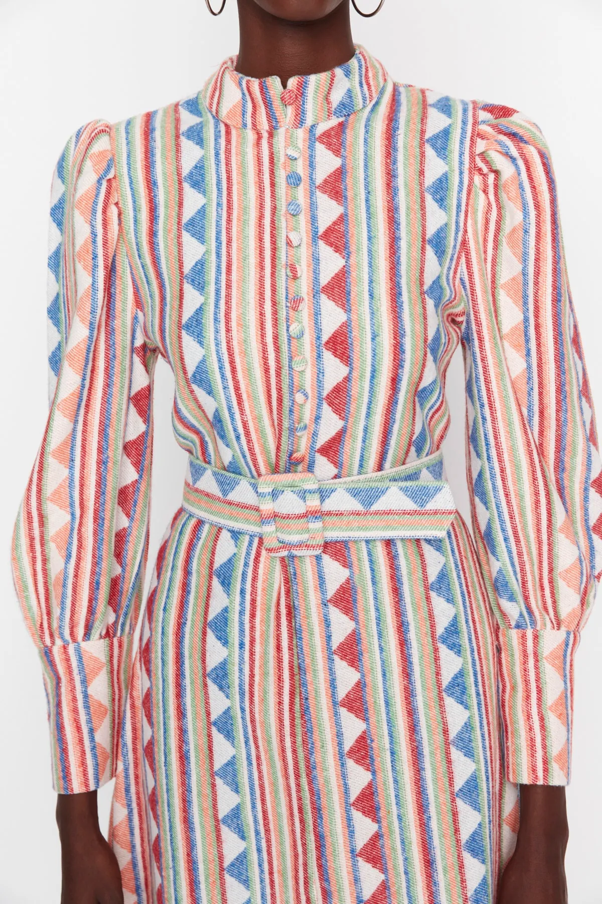 Trendyol Collection  Mehrfarbiges, gewebtes Kleid mit Ballonärmeln und Gürtel TWOAW22EL0741