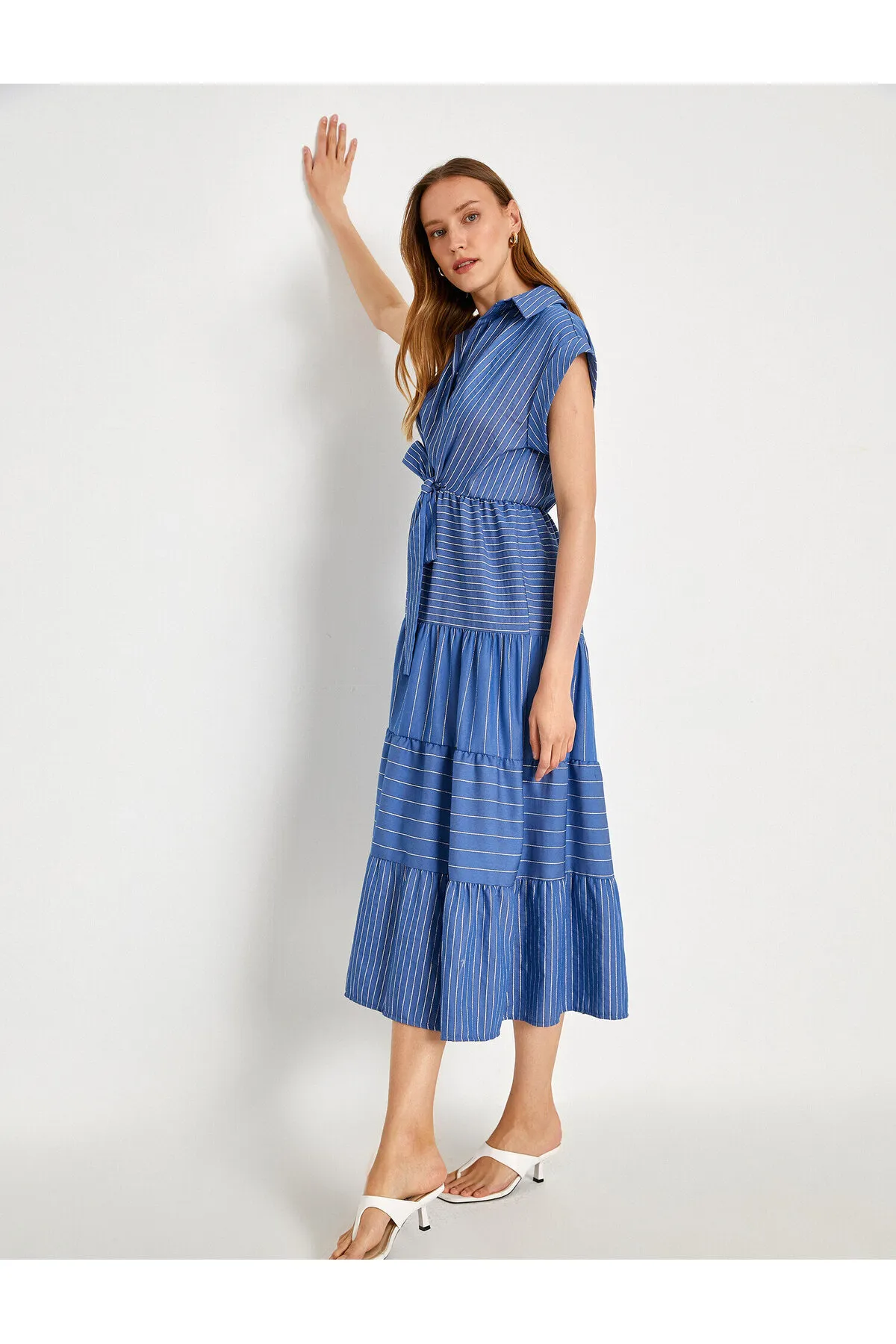 Koton  Langes Rüschenkleid mit Bindedetail und kurzen Ärmeln