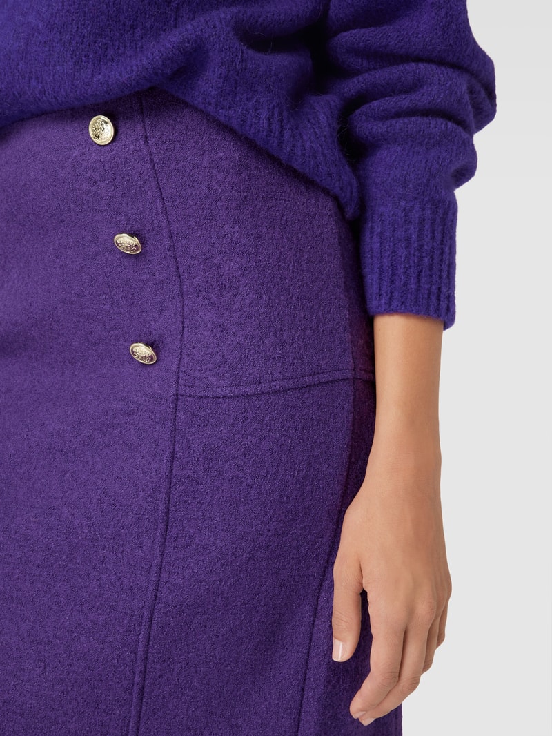 Knielanger Rock mit Zierknöpfen in purple