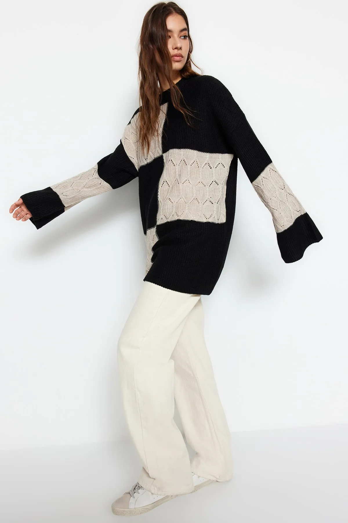 Trendyol Modest  Schwarzer durchbrochener/perforierter Farbblock-Strickpullover TCTAW24AK00055